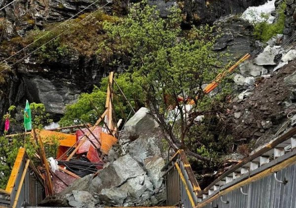 股腰包 稻城亚丁景区发生塌方！游客讲述惊险一幕